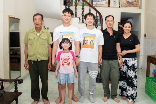 Cầu thủ Văn Toàn mua tranh, tặng lại áo cho các họa sĩ nhỏ tự kỷ