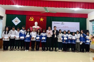 Tạp chí Nhà đầu tư, Báo Đầu tư trao học bổng và thiết bị tại Hà Tĩnh