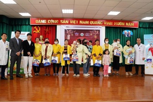 Cầu thủ Văn Toàn mang Tết yêu thương đến bệnh nhân tại Bệnh viện Nhi Hải Dương