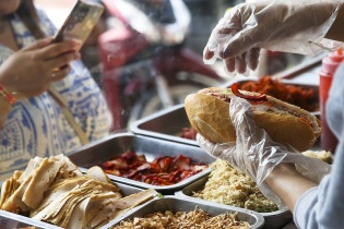 [Ảnh] Cửa hàng bán hàng nghìn chiếc bánh mì mỗi ngày dịp Tết