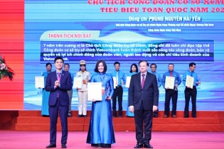 Chủ tịch Công đoàn Trụ sở chính Vietcombank (VCB) nhận giải thưởng Nguyễn Văn Linh
