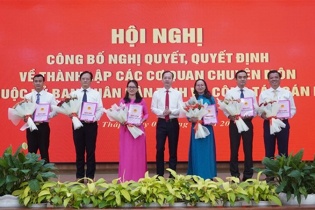Đồng Tháp công bố các quyết định về sắp xếp bộ máy và công tác cán bộ