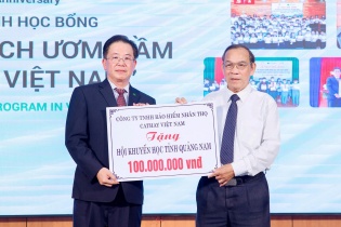 Cathay Life tài trợ 100 triệu đồng cho hội khuyến học tỉnh Quảng Nam