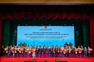 Trao chứng nhận đăng ký đầu tư Khu công nghiệp Trấn Dương - Hòa Bình 