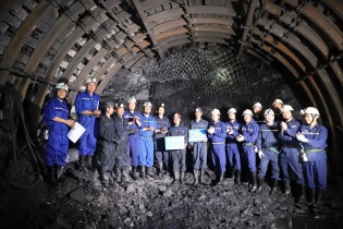 Chủ tịch Công đoàn TKV Lê Thanh Xuân kiểm tra sản xuất, thăm, tặng quà công nhân lao động