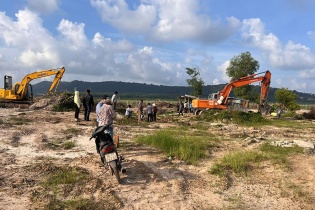 Thi công hàng rào, san ủi mặt bằng phục vụ mở rộng Cảng hàng không quốc tế Phú Quốc