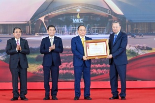 Vingroup nhận Huân chương Lao động hạng Nhất vì thành tích đặc biệt xuất sắc tại Trung tâm Hội chợ Triển lãm Quốc gia Vingroup nhận Huân chương Lao động hạng Nhất vì thành tích đặc biệt xuất sắc tại Trung tâm Hội chợ Triển lãm Quốc gia