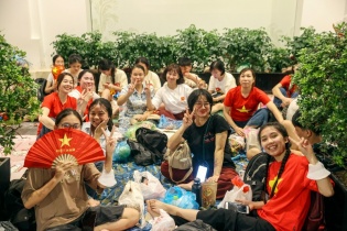 [Ảnh] Xuyên đêm xếp hàng đợi xem tổng duyệt diễu binh, diễu hành