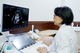 “Phép màu” từ y học bào thai: Cứu sống cặp song thai mắc hội chứng truyền máu hiếm gặp