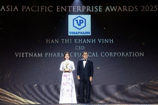 Bà Hàn Thị Khánh Vinh - Thành viên HĐQT, Tổng giám đốc Vinapharm nhận giải thưởng Doanh nhân Xuất sắc châu Á