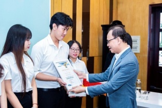 Eximbank trao học bổng trị giá 300 triệu đồng cho sinh viên đại học kinh tế Thành phố Hồ Chí Minh