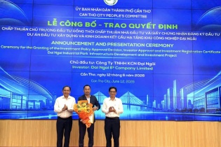 Cần Thơ trao giấy chứng nhận đầu tư 2 dự án hạ tầng khu công nghiệp vốn 6.913 tỷ đồng