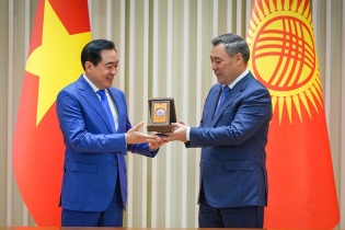 Tổng thống Kyrgyzstan trao Huân chương Dostuk cho doanh nhân Việt Nam