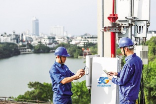 Doanh thu truyền thống giảm, các nhà mạng viễn thông “bẻ lái”