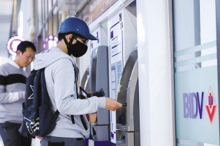 Nhu cầu rút tiền giảm mạnh, ngân hàng không lo nghẽn ATM
