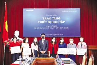 Panasonic hỗ trợ thiết bị học tập và tủ sách cho các trường học tại 3 địa phương