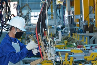 GDP tăng trong nỗi lo bất ổn vĩ mô và tài chính