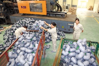 Doanh nghiệp thấp thỏm theo giá hàng hóa