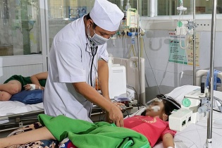 Hạn chế làn sóng bỏ việc của nhân viên y tế bệnh viện công