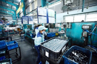 Doanh nghiệp “co kéo” duy trì việc làm cho lao động