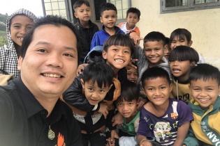 “Chàng hiệp sỹ núi rừng” Hoàng Hoa Trung: Dấn thân vì điều tốt đẹp cho trẻ em bản xa