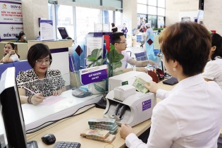 Lãi suất tiết kiệm giảm, tiền gửi dân cư chậm lại
