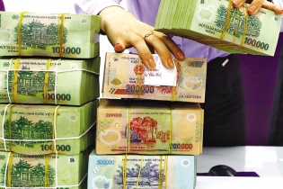 Đẩy tín dụng, vẫn phải kéo lùi nợ xấu