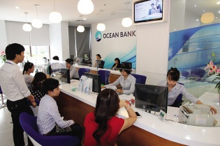 Tái cơ cấu ngân hàng yếu kém: Xử lý phần nổi của tảng băng chìm