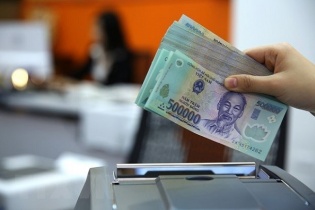 Lãi suất tiết kiệm tăng, tiền nhàn rỗi chảy vào ngân hàng