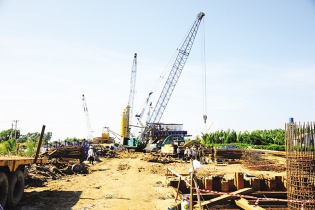 Lối ra cho khoản nợ đọng trăm tỷ đồng xây cầu Hòa Trung