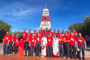 Cây bàng vuông và màu xanh hải đảo