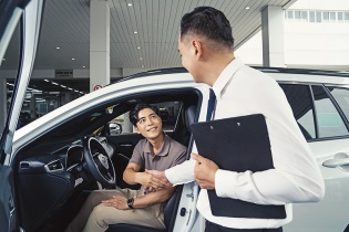 Dòng tiền vẫn ùn ùn đổ vào mua sắm ô tô