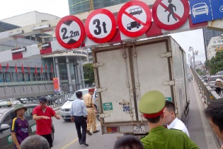 Xe quá khổ lại mắc kẹt trên cầu vượt Láng Hạ - Thái Hà vì vướng thanh chắn 