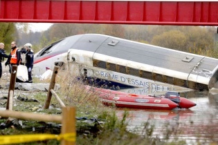 Sau khủng bố, Pháp lại hứng chịu thảm họa giao thông do tàu TGV trật bánh