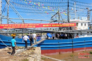 Bàn giao tàu vỏ thép cho ngư dân Nghệ An