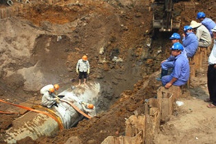 Đường ống dẫn nước sạch sông Đà vỡ lần thứ 19