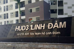 Hình ảnh người dân HUD3 Linh Đàm "rồng rắn" xếp hàng xách nước sinh hoạt