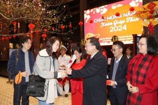 Quảng Ninh đón đoàn khách du lịch xông đất đầu năm mới Giáp Thìn 2024