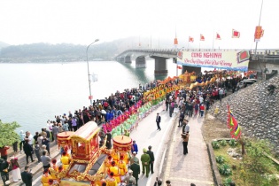 Hơn 1.000 người tham gia rước kiệu khai hội Đền Cửa Ông năm 2024