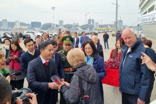 Quảng Ninh: Rộn ràng đón đoàn khách quốc tế “xông đất” ngày đầu tiên năm mới Ất Tỵ