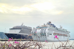 Quảng Ninh đón 2 siêu du thuyền hạng sang cùng 3.100 hành khách đến với vùng di sản