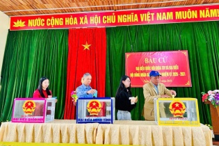 [Ảnh] Không khí tưng bừng, rộn ràng ngày bầu cử tại Quảng Ninh