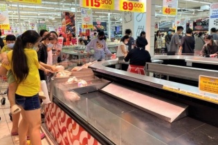 Đà Nẵng: Lo bão, người dân đổ xô mua thực phẩm dự trữ, nhiều nơi "cháy” hàng