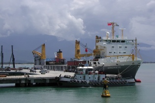 Thừa Thiên Huế hỗ trợ các doanh nghiệp vận chuyển hàng hóa bằng container tại cảng Chân Mây