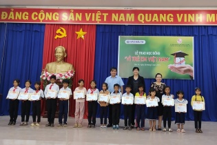 Báo Đầu tư trao 60 suất học bổng cho học sinh tỉnh Ninh Thuận