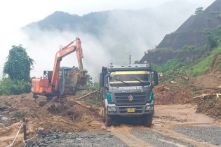 Mưa lớn làm nhiều quốc lộ ở Quảng Nam bị sạt lở