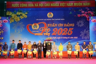 Phó thủ tướng Nguyễn Hòa Bình trao 3.000 suất quà Tết ở Quảng Ngãi