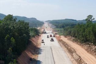 Tập trung giải quyết dứt điểm vướng mắc, đưa các cao tốc ở miền Trung về đích sớm