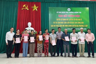Hàng chục hộ dân ở Đà Nẵng nhận sổ đỏ từ cấp phường