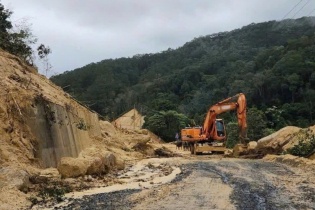 Mưa lớn khiến các tuyến đường huyết mạch ở Đà Nẵng, Quảng Ngãi bị sạt lở nghiêm trọng